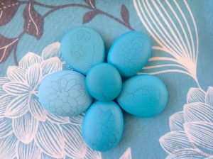 dibujo en piedras pintadas flores azules  300x224 - Decora con piedras de flores