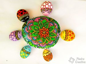 DIY Mariquitas en piedras con mandala de flor