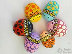 diy mariquitas en piedras pintadas piedracreativa 300x225 - Ladybugs painted on rocks with fantasy