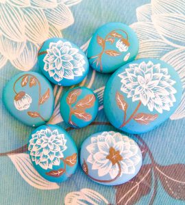 DIY piedras pintadas azules de flores en PiedraCreativa