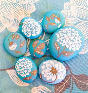 DIY piedras pintadas azules de flores en PiedraCreativa