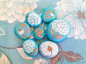 diy piedras pintadas azules de flores piedracreativa 300x225 - Decorative flowers stone