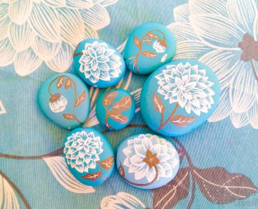 DIY piedras pintadas azules de flores en PiedraCreativa