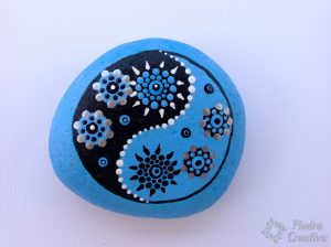 diy yin yang en piedra pintada piedracreativa 300x224 - Yin Yang in rock painting