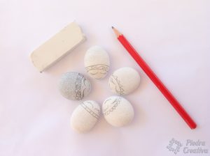 manualidad como hacer mariquitas en piedras 300x224 - Ladybugs painted on rocks with fantasy