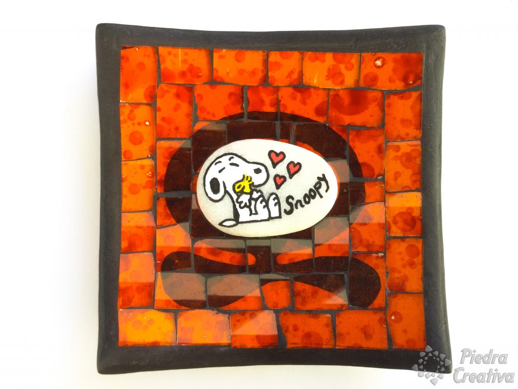 Snoopy en piedra pintada