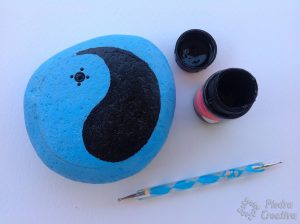 yin yang azul y negro en piedra 300x224 - Yin Yang in rock painting