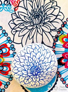 decoracion piedras pintadas con rotulador azul 224x300 - Flor fácil de un solo color