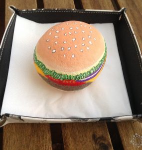 Manualidad de piedras pintadas hamburguesa PiedraCreativa