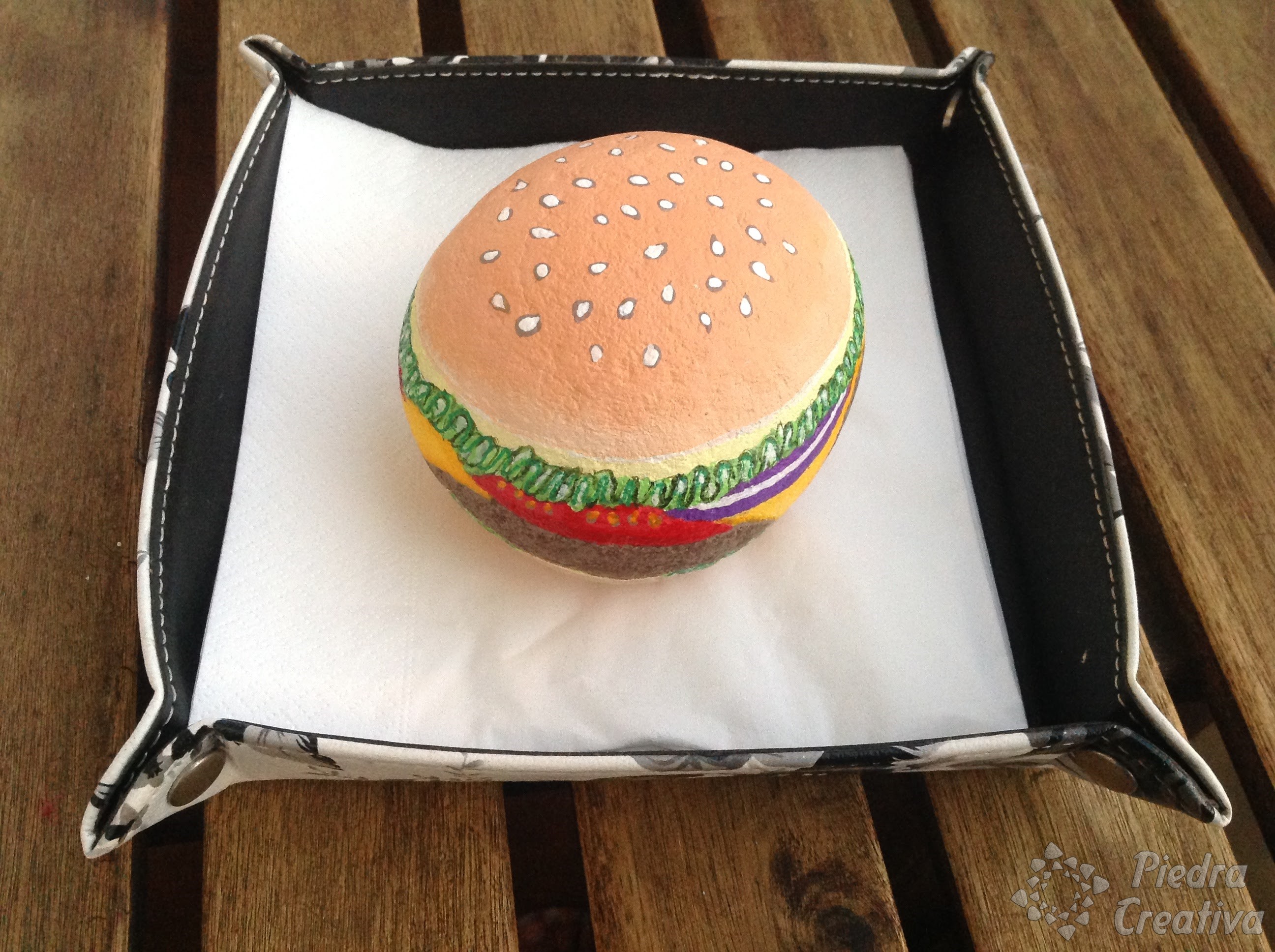 Manualidad de piedras pintadas hamburguesa PiedraCreativa