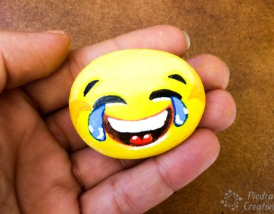 Emoticono riendo pintado en piedra por PiedraCreativa