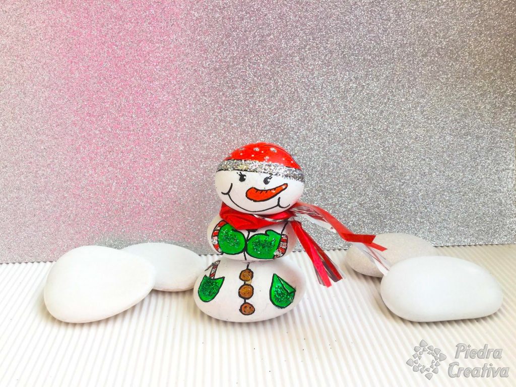 Manualidad muñeco de nieve en piedras pintadas de PiedraCreativa