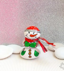 Manualidad muñeco de nieve en piedras pintadas de PiedraCreativa
