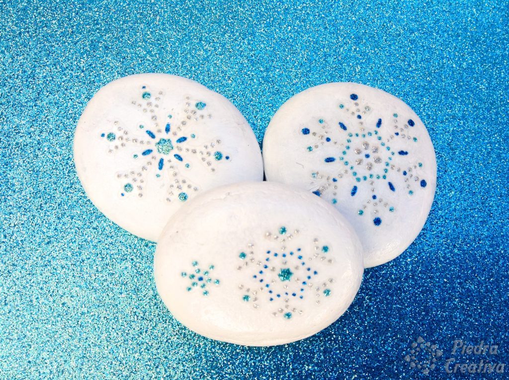 Piedras con pegatinas para hacer con los peques