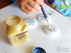 piedras pintadas con pegatinas y barniz 300x224 - Stones with stickers