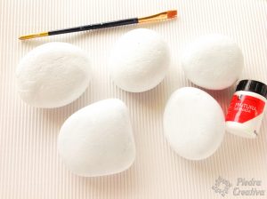 piedras pintadas de blanco para hacer decoupage 300x224 - Dulces de decoupage con piedras, ¿quieres probarlos?