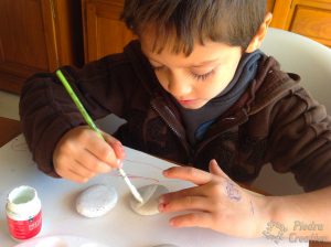 pintar de blanco piedras para pegatinas 300x224 - Piedras con pegatinas