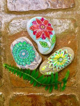 Flores en piedras pintadas por Marzena