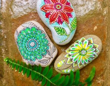 Flores en piedras pintadas por Marzena
