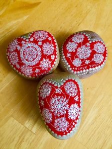 corazones bordados pintados en piedras 225x300 - Corazones en piedras pintadas bordados