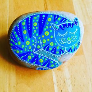 gato en piedra pintada azul de my art colors en piedra creativa 300x300 - Cats and fish on rock painting