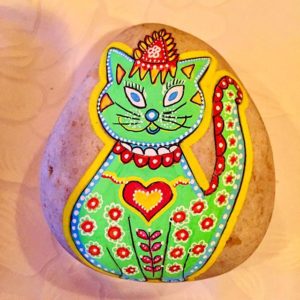 gato verde en piedras pintadas 300x300 - Cats and fish on rock painting