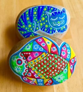 Gatos y peces pintados en piedras