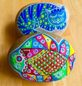 Gatos y peces pintados en piedras