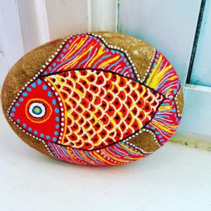 peces de colores en piedras pintadas rojo my art colors piedracreativa 300x300 - Cats and fish on rock painting