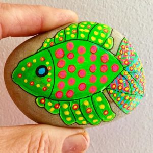 pez con puntos pintados en piedras 300x300 - Gatos y peces de colores en piedras