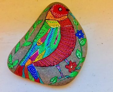 Pájaros pintados en piedras